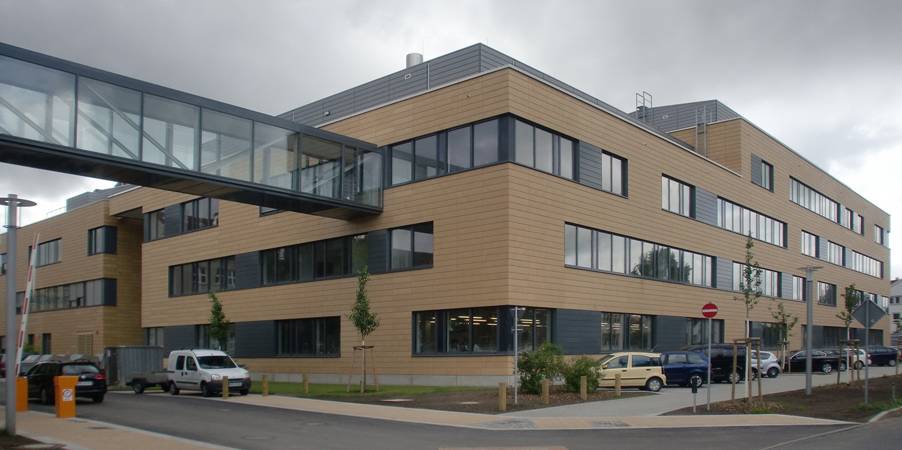 Ansicht Nordost mit Verbindungsbrücke zu den alten Institutsgebäude Jahnstraße © 2015 Betrieb für Bau und Liegenschaften Mecklenburg-Vorpommern