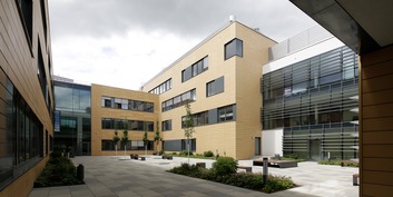 Blick in den Innenhof - rechts das Labor- und Praktikumsgebäude, links das Forschungsgebäude C_DAT © 2015 Christian Hoffmann, FM M-V