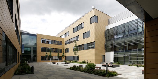 Blick in den Innenhof - rechts das Labor- und Praktikumsgebäude, links das Forschungsgebäude C_DAT © 2015 Christian Hoffmann, FM M-V