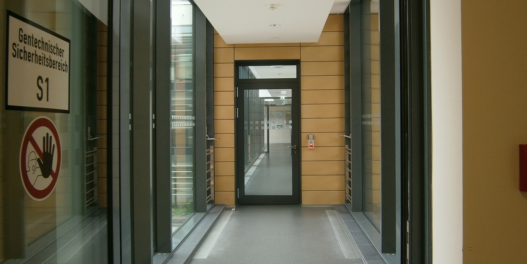 Verbindungsbrücke mit Blick auf den Eingang Neubau Labor- und Praktikumsgebäude © 2015 Betrieb für Bau und Liegenschaften Mecklenburg-Vorpommern