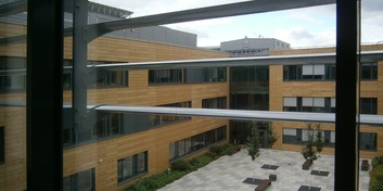 Blick aus dem LPG-Gebäude (2. Bauabschnitt) über den Innenhof auf das C_DAT © 2015 Betrieb für Bau und Liegenschaften Mecklenburg-Vorpommern