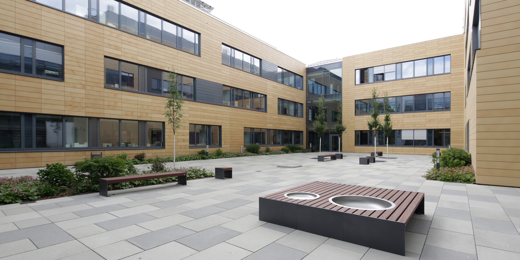 Innenhof mit Blick auf den Neubau C_DAT - im Vordergrund das Kunstobjekt © 2015 Christian Hoffman, FM M-V