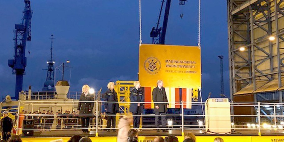 Großer Bahnhof in großer Werfthalle © 2023 SBL Rostock