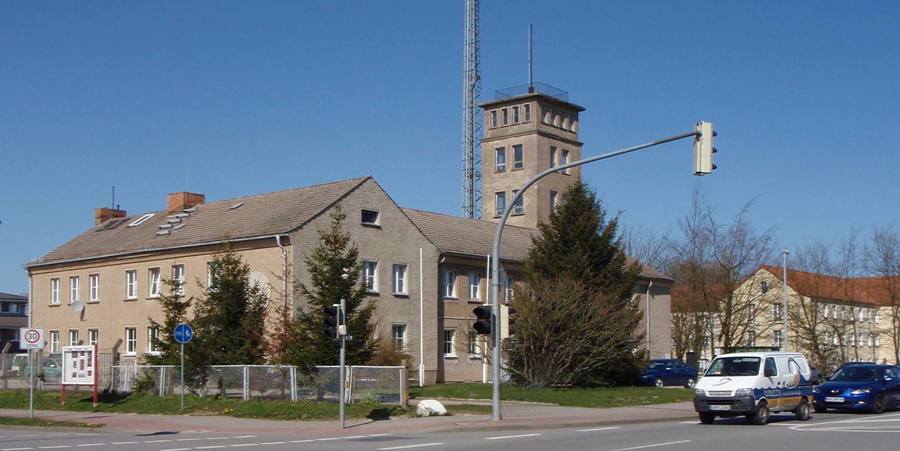 Das alte, vor Errichtung des Neubaus abgerissene Feuerwehrgebäude diente jahrelang als Unterkunft für die Wolgaster Polizei-Dienststellen © 2010 Betrieb für Bau und Liegenschaften Mecklenburg-Vorpommern