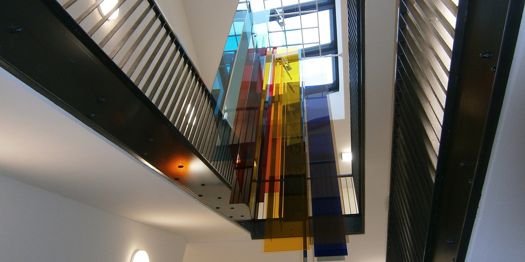 Wie gemalt  - Kunstobjekt von Ruzica Zajec - im Treppenhaus schwebende, farbige, transparente Scheiben sollen die Mitarbeiter des Hauses inspirieren © 2013 Betrieb für Bau und Liegenschaften Mecklenburg-Vorpommern