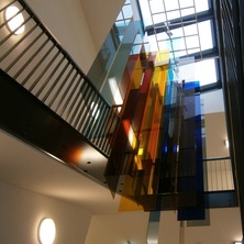 Wie gemalt  - Kunstobjekt von Ruzica Zajec - im Treppenhaus schwebende, farbige, transparente Scheiben sollen die Mitarbeiter des Hauses inspirieren © 2013 Betrieb für Bau und Liegenschaften Mecklenburg-Vorpommern