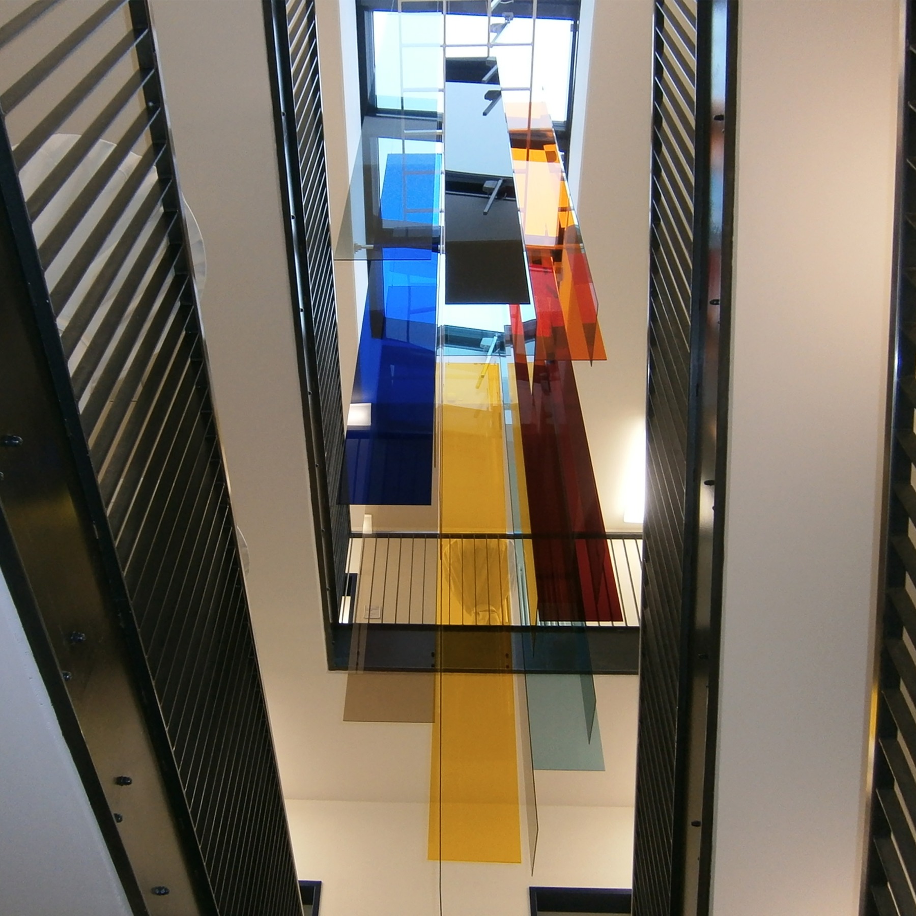 Wie gemalt  - Kunstobjekt von Ruzica Zajec - im Treppenhaus schwebende, farbige, transparente Scheiben sollen die Mitarbeiter des Hauses inspirieren © 2013 Betrieb für Bau und Liegenschaften Mecklenburg-Vorpommern