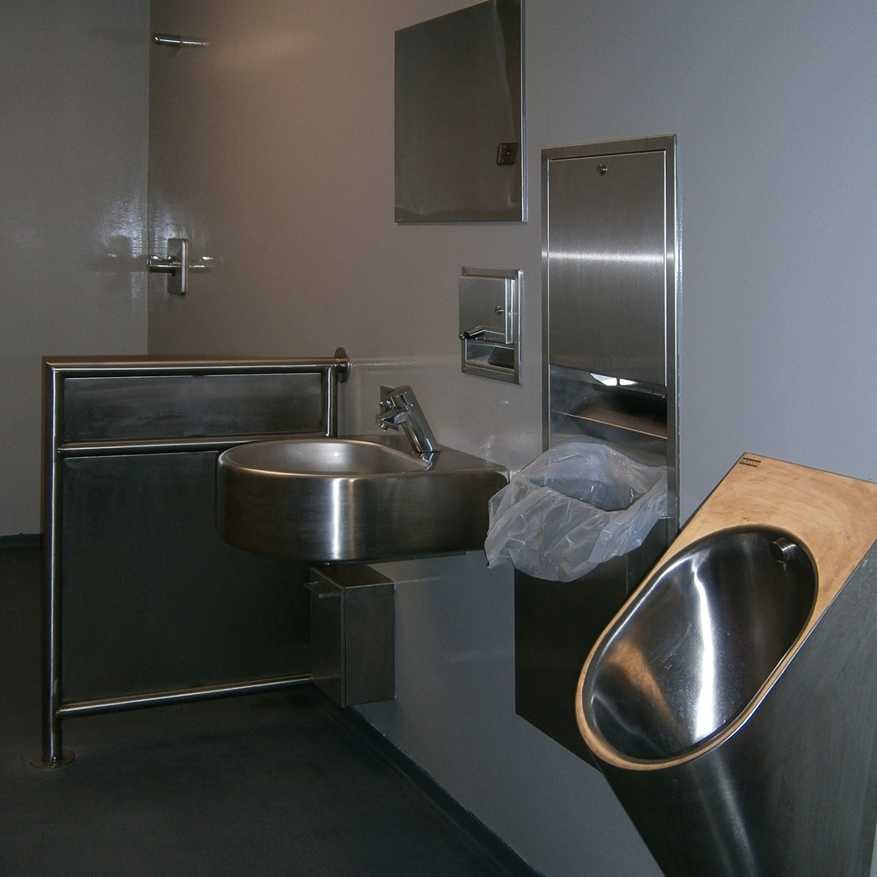 Sanitärraum im Gewahrsamsbereich mit vandalensicherer Ausstattung © 2013 Betrieb für Bau und Liegenschaften Mecklenburg-Vorpommern