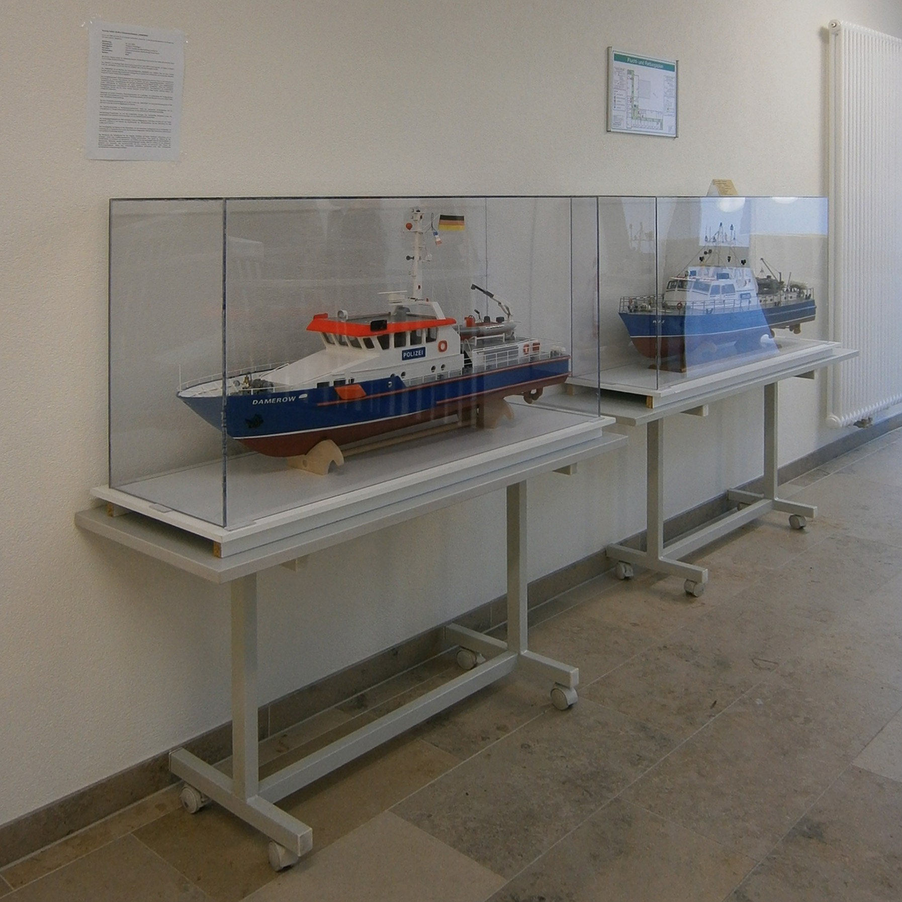 Vitrine mit Modellbooten auf dem Flur der WSPI © 2013 Betrieb für Bau und Liegenschaften Mecklenburg-Vorpommern