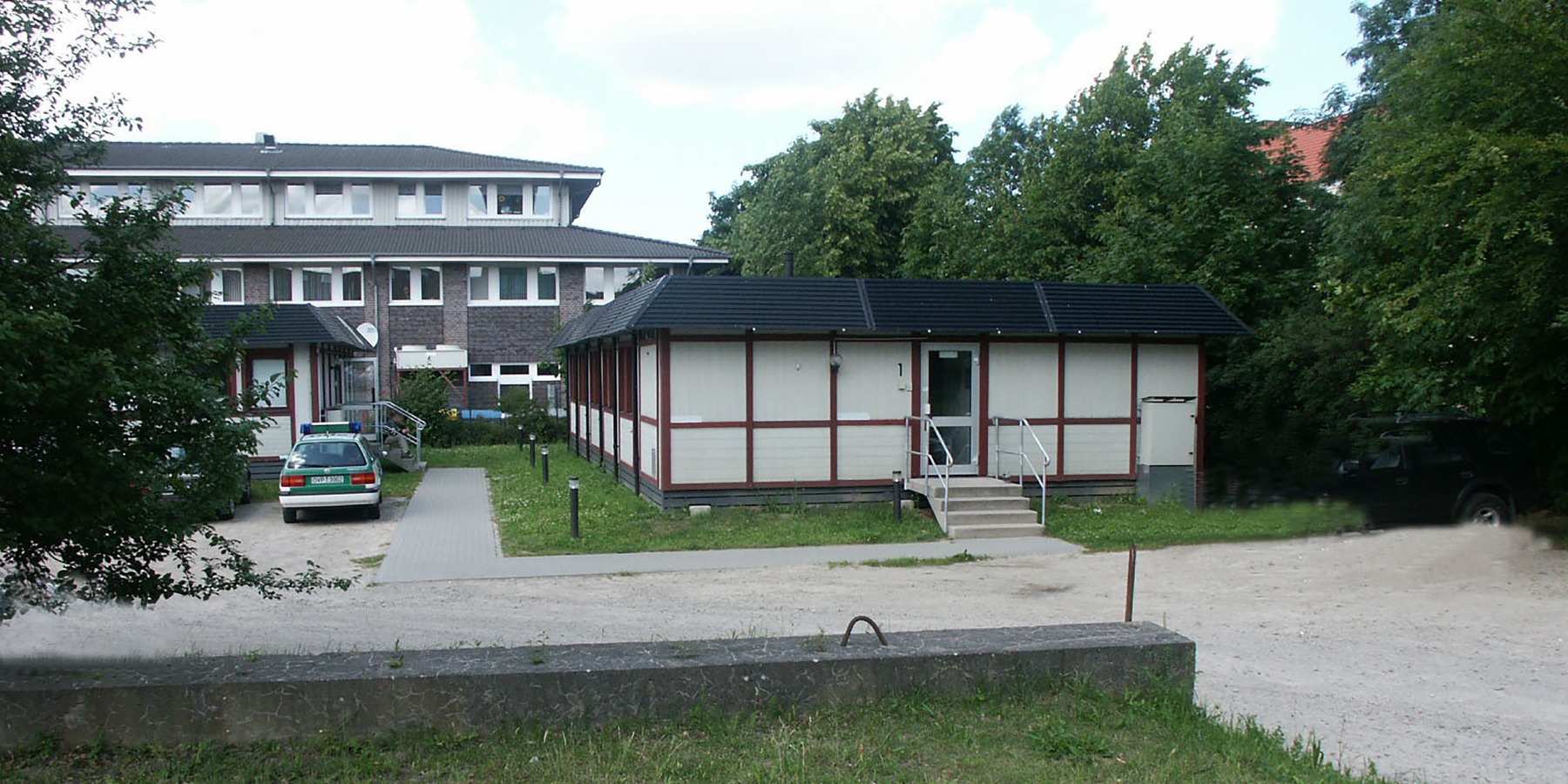 Containeranlage im hinteren Hofbereich - Interimsunterbringung während der Bauzeit © 2010 Betrieb für Bau und Liegenschaften Mecklenburg-Vorpommern