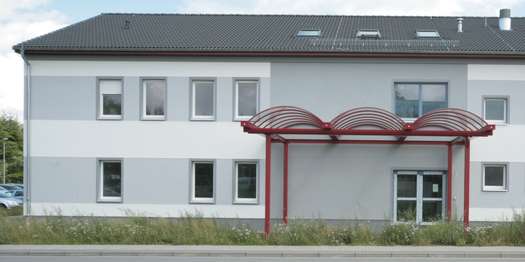 der überdachte Hauptzugang © 2008 Betrieb für Bau und Liegenschaften Mecklenburg-Vorpommern