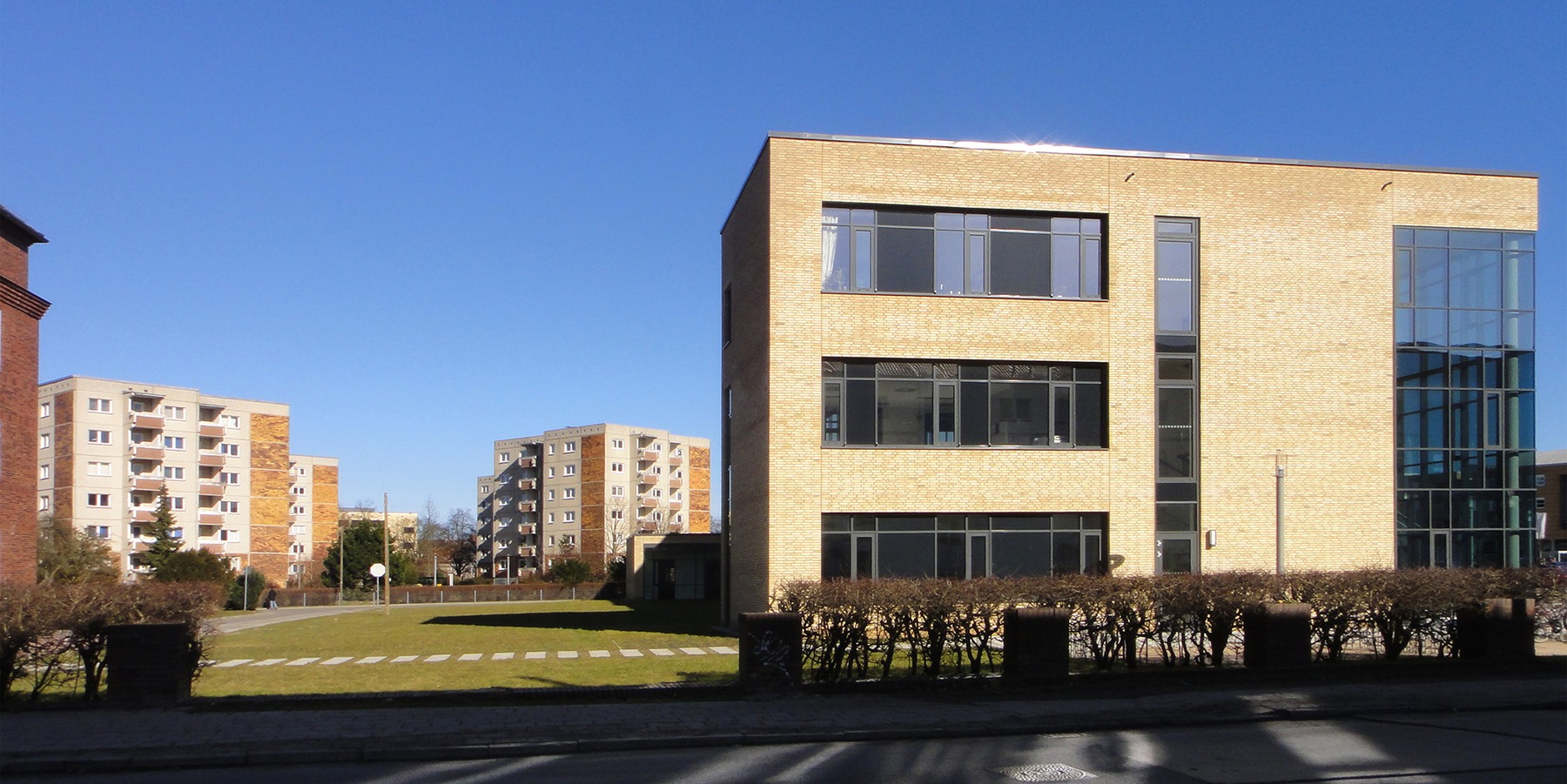 Ansicht Südwest - auf der benachbarten Freifläche soll der Neubau später durch einen Erweiterungsanbau komplettiert werden © 2013 Betrieb für Bau und Liegenschaften Mecklenburg-Vorpommern