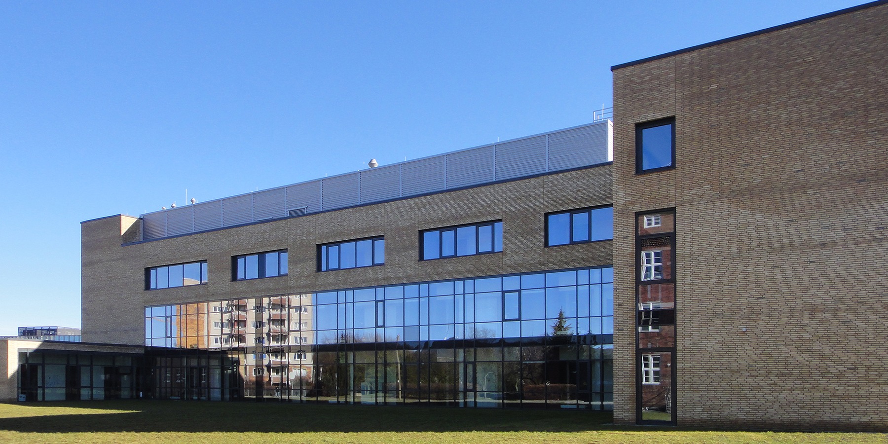 Ansicht West - auf der davor liegenden Freifläche soll der Neubau später durch einen Erweiterungsanbau komplettiert werden © 2013 Betrieb für Bau und Liegenschaften Mecklenburg-Vorpommern