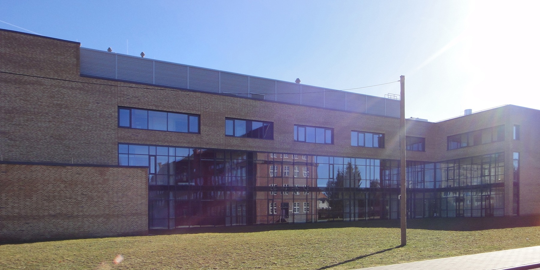 Ansicht Nordwest - auf der davor liegenden Freifläche soll der Neubau später durch einen Erweiterungsanbau komplettiert werden © 2013 Betrieb für Bau und Liegenschaften Mecklenburg-Vorpommern