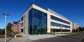 Blick aus Süden auf den Forschungsbau mit verglaster Eingangszone © 2017 Christian Hoffmann, FM M-V