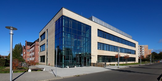 Blick aus Süden auf den Forschungsbau mit verglaster Eingangszone © 2017 Christian Hoffmann, FM M-V