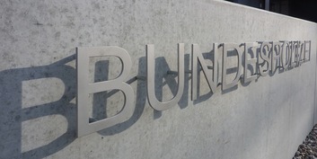 Betonbrüstung der Rampe mit Edelstahl-Schriftzug © 2011 Betrieb für Bau und Liegenschaften Mecklenburg-Vorpommern