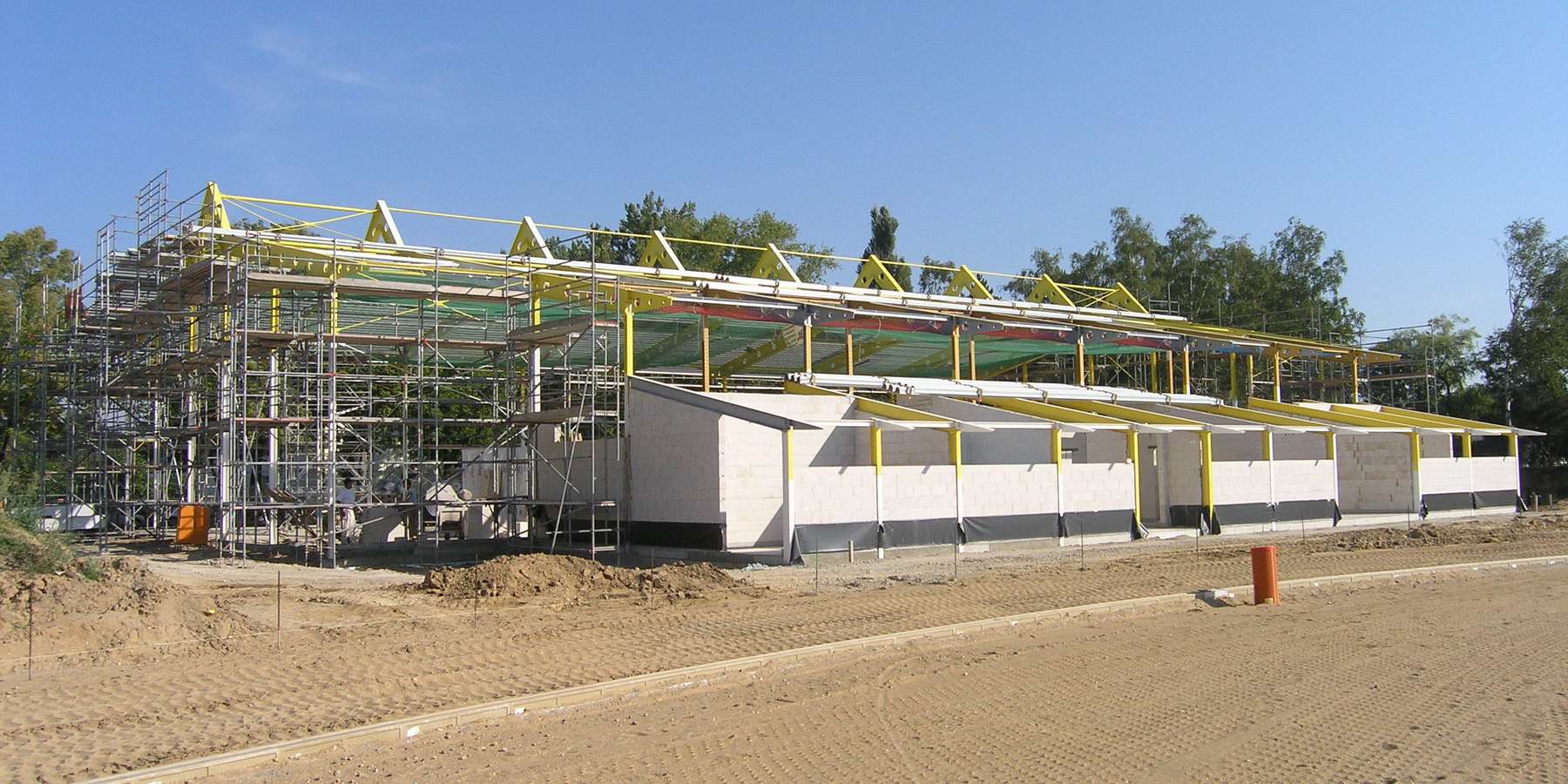 Südwestansicht des Rohbaus der Sporthalle © 2005 Betrieb für Bau und Liegenschaften Mecklenburg-Vorpommern