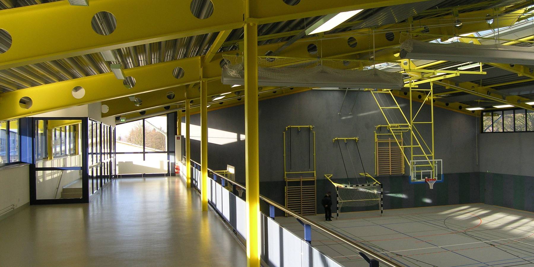 Blick von der Galerie in die fertige Sporthalle © 2005 Betrieb für Bau und Liegenschaften Mecklenburg-Vorpommern