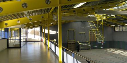 Blick von der Galerie in die fertige Sporthalle © 2005 Betrieb für Bau und Liegenschaften Mecklenburg-Vorpommern