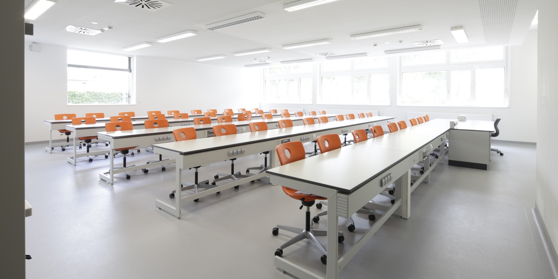 Fenster, Stühle und Tische einem hell erleuchteten Raum © 2015 Christian Hoffmann (BBL-MV / sbl-mv / Finanzministerium M-V)