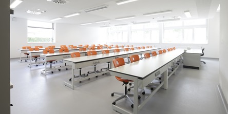 Fenster, Stühle und Tische einem hell erleuchteten Raum © 2015 Christian Hoffmann (BBL-MV / sbl-mv / Finanzministerium M-V)