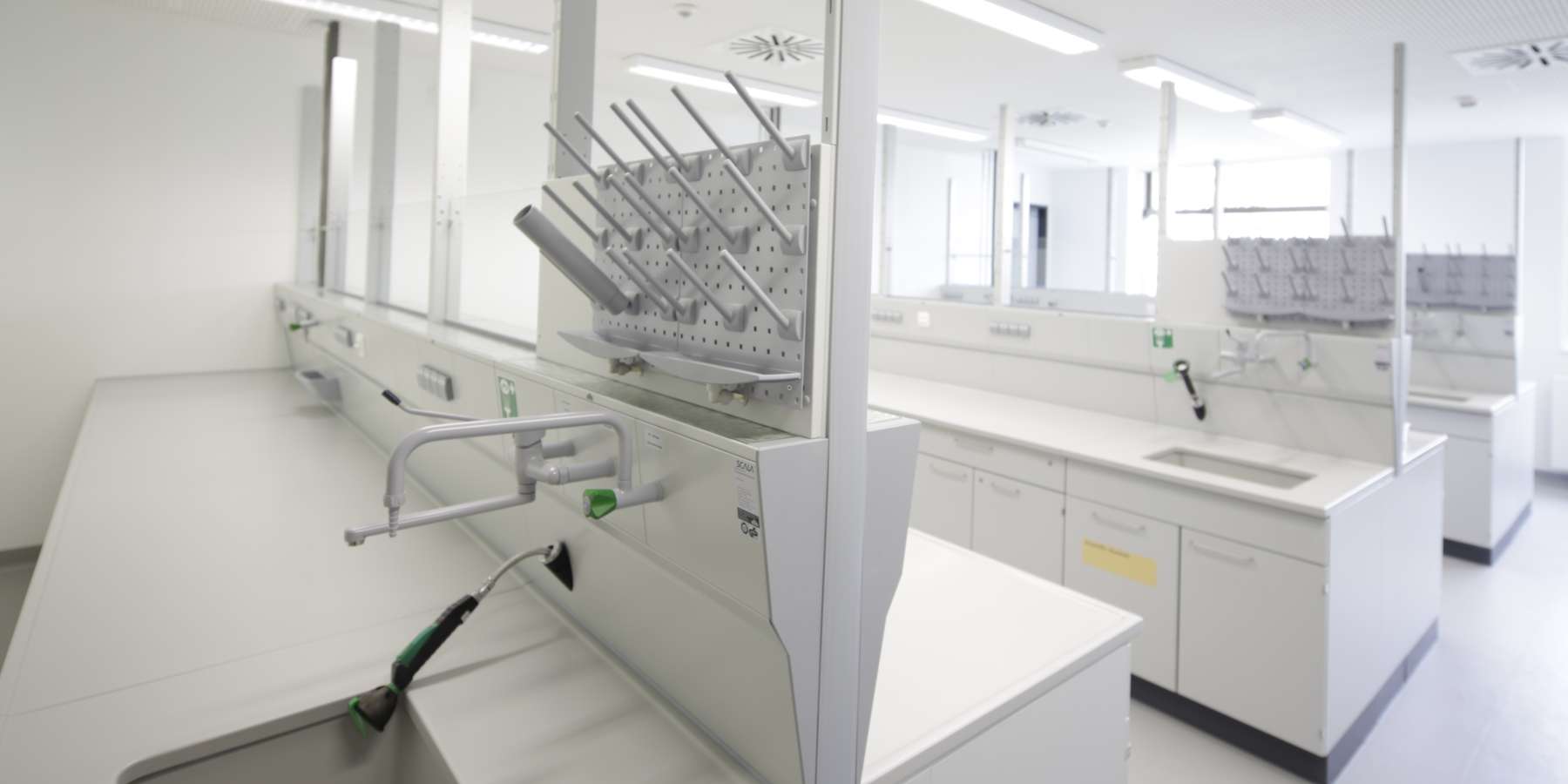 gut beleuchtete Labortische © 2015 Christian Hoffmann (BBL-MV / sbl-mv / Finanzministerium M-V)