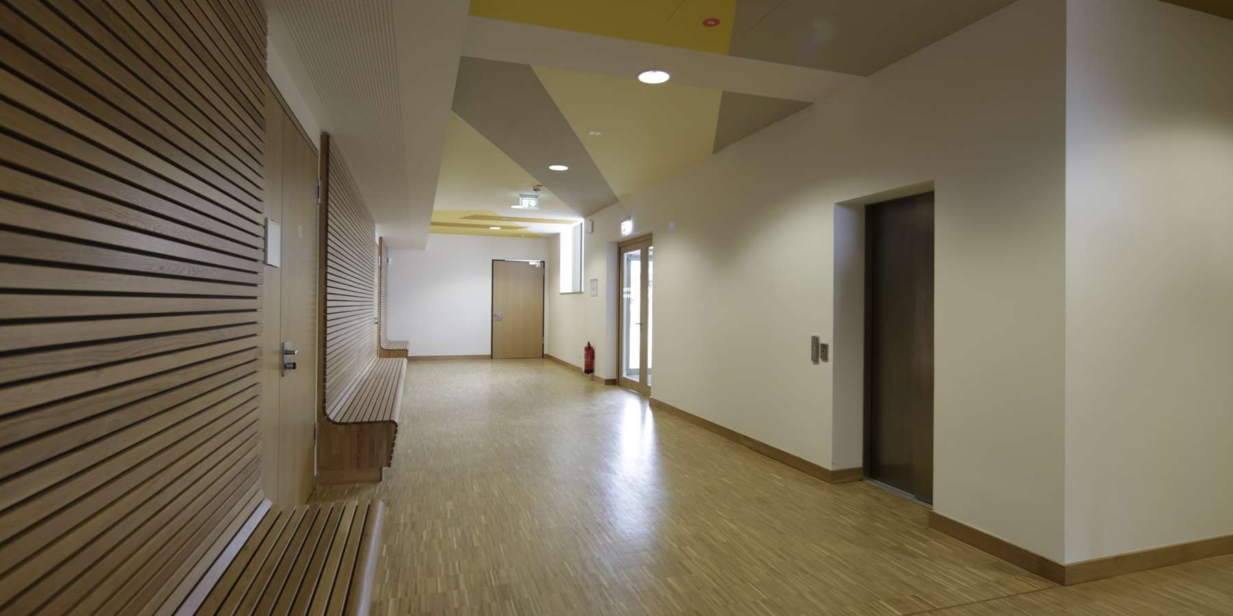 Vorraum mit Holzbank, hochwertig ausgeführt © 2015 Christian Hoffmann (BBL-MV / sbl-mv / Finanzministerium M-V)