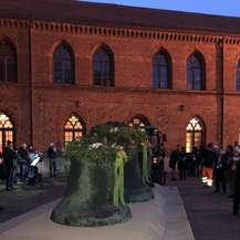 Glocken mit Musikern im Hintergrund © 2023 SBL Schwerin