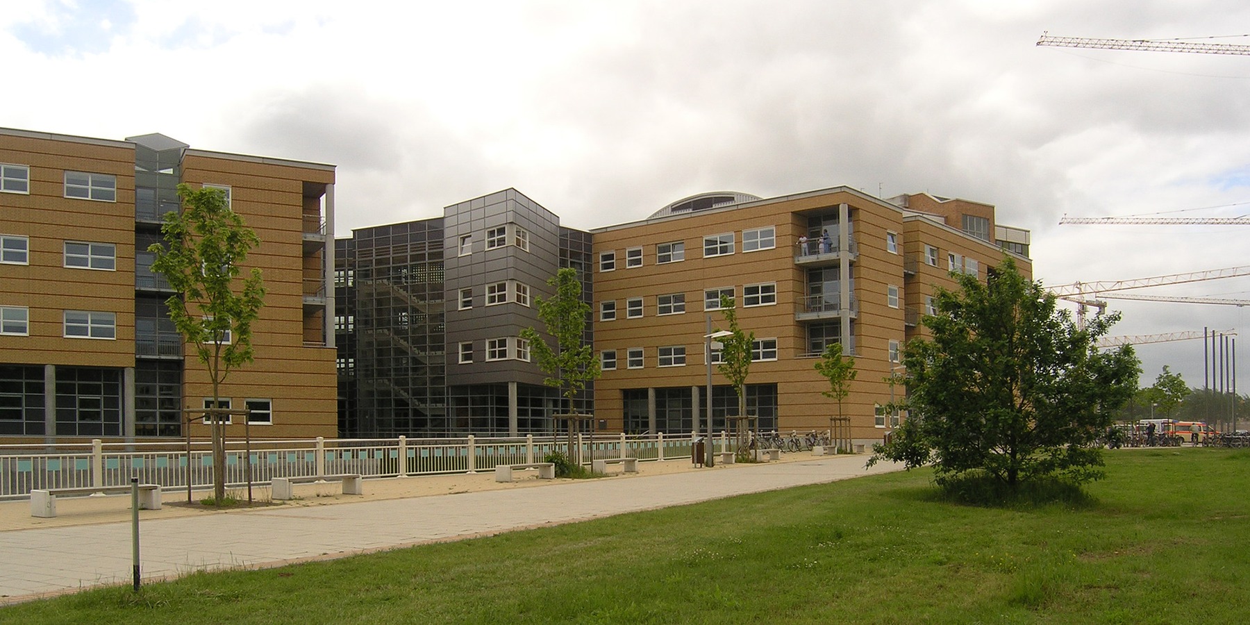 Blick auf den 1. Bauabschnitt - das Erscheinungsbild des Klinikums orientiert sich hinsichtlich Materialien, Farb- und Formgebung konsequent an den Vorgaben des Städtebaulichen Rahmenplanes: natürliche Materialien in Form von gelben Klinkerfassaden, abges © 2005 Betrieb für Bau und Liegenschaften Mecklenburg-Vorpommern