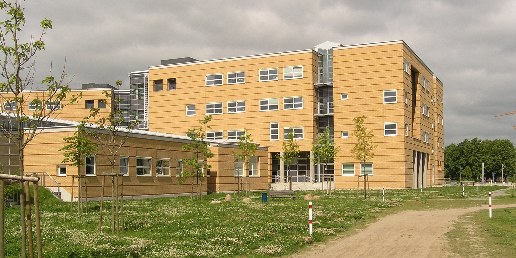 Der 1. Bauabschnitt mit dem Bettenturm der Neurologie/Neurochirurgie und dem 1-geschossigen Erweiterungsbau in Modulbauweise © 2005 Betrieb für Bau und Liegenschaften Mecklenburg-Vorpommern