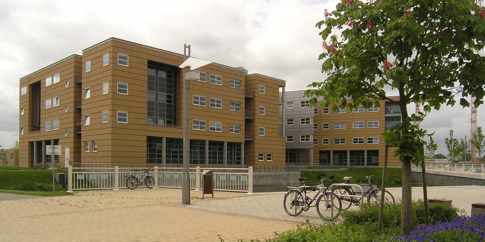 Blick von der Promenade auf die beiden Bettenhäuser des  1. Bauabschnittes für die Neurologie/Neurochirurgie und die Augenklinik © 2005 Betrieb für Bau und Liegenschaften Mecklenburg-Vorpommern