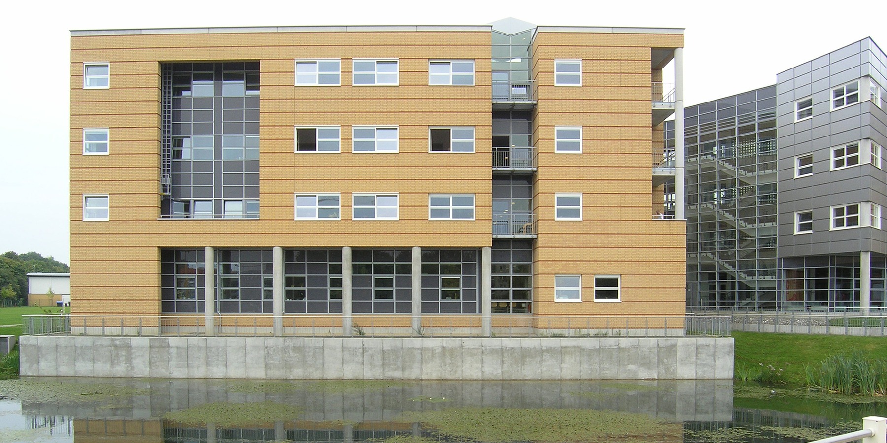 Eine als Regenrückhaltebecken dienende Wasserfläche wurde zwischen dem 1. Bauabschnitt und der Promenade angelegt. © 2005 Betrieb für Bau und Liegenschaften Mecklenburg-Vorpommern