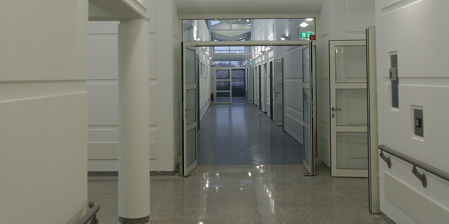 Flur im Bereich Radiologie/Notfallmedizin im Erdgeschoss des 1. Bauabschnittes © 2003 Betrieb für Bau und Liegenschaften Mecklenburg-Vorpommern