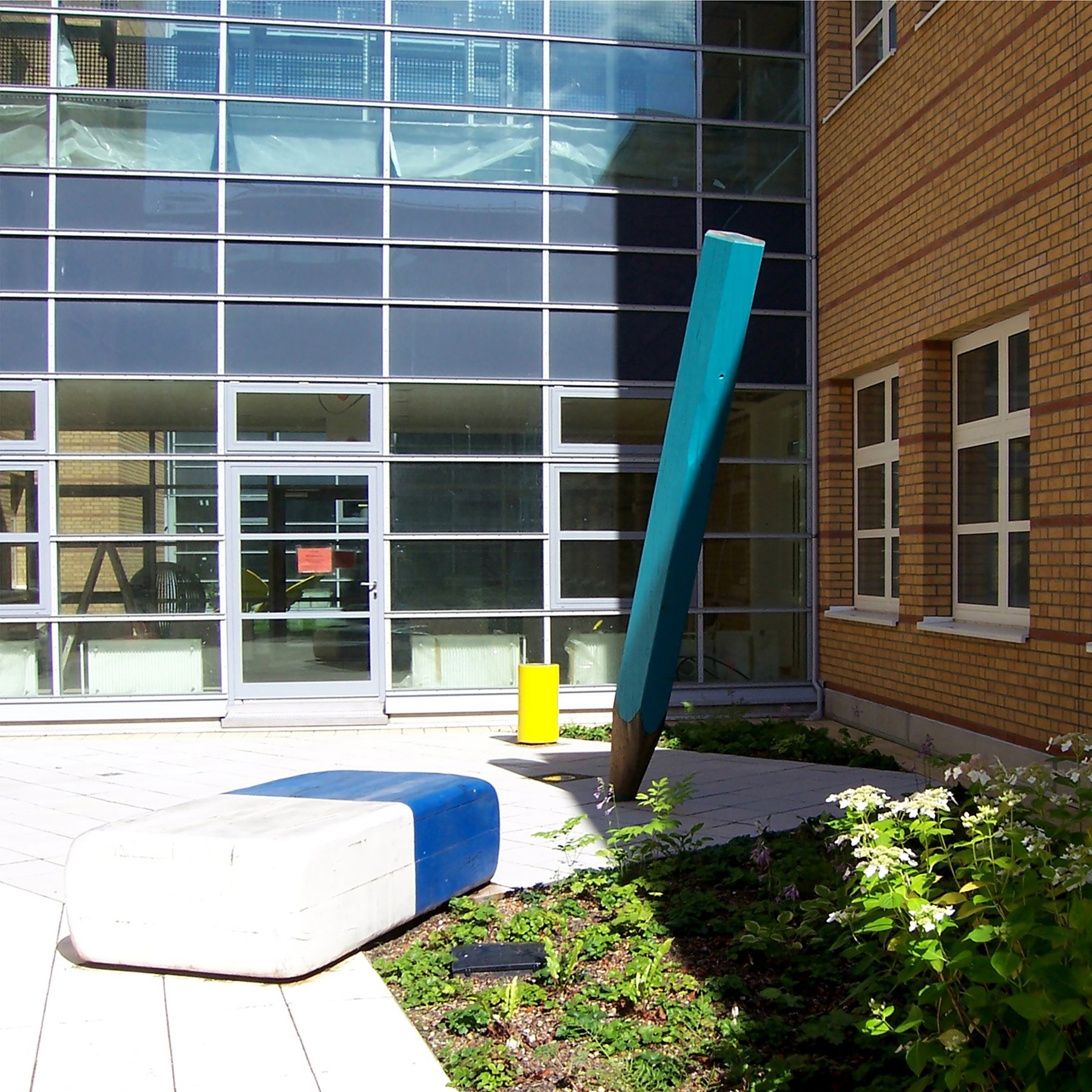 Im Bereich der Kinderklinik wurden die Innenhöfe kindgerecht gestaltet - hier unter dem Motto  Bleistifte und Buntstifte  © 2010 Betrieb für Bau und Liegenschaften Mecklenburg-Vorpommern