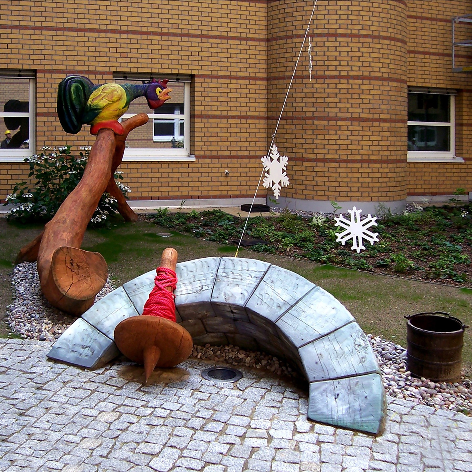 Im Bereich der Kinderklinik wurden die Innenhöfe kindgerecht gestaltet - hier unter dem Motto  Frau Holle  © 2010 Betrieb für Bau und Liegenschaften Mecklenburg-Vorpommern