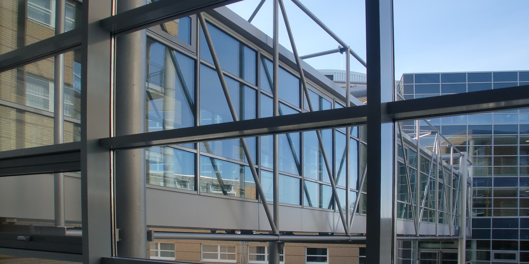 Glas, Aluminium und Stahl sind als komplettierende Materialien zur Markierung besonderer Bereiche und Gebäudegrenzen zu finden - hier der Übergang zum 6. Bettenturm im 2. Bauabschnitt © 2012 Betrieb für Bau und Liegenschaften Mecklenburg-Vorpommern