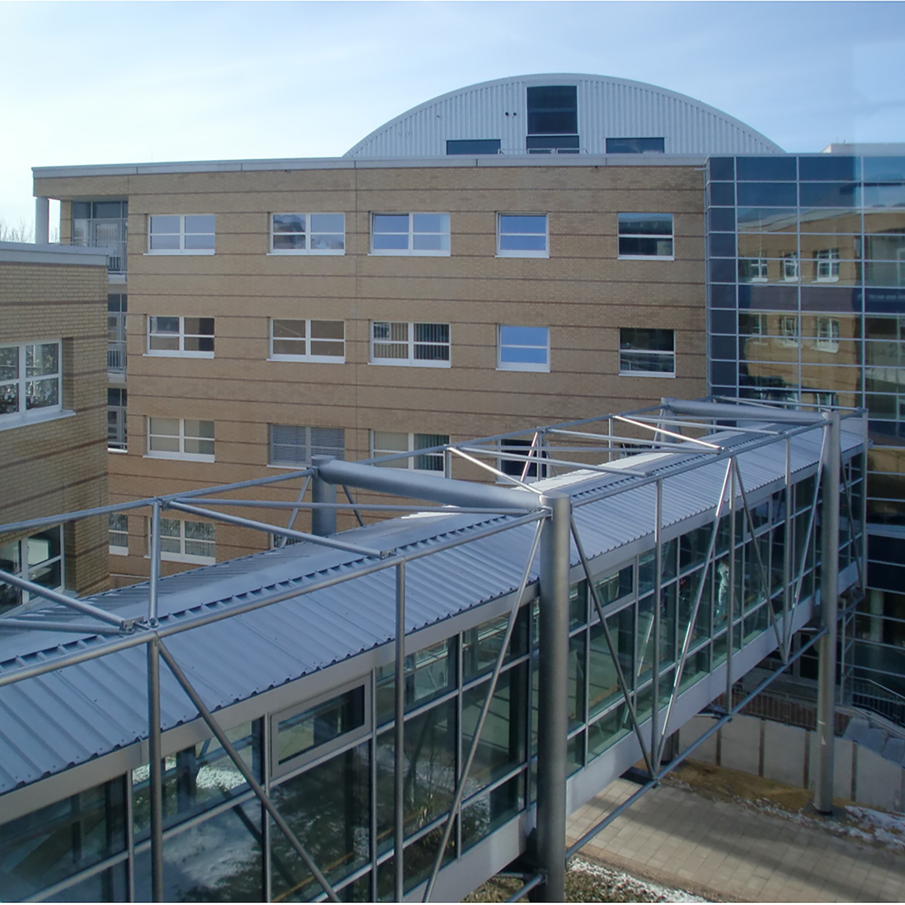 Glas, Aluminium und Stahl sind als komplettierende Materialien zur Markierung besonderer Bereiche und Gebäudegrenzen zu finden - hier der Übergang zum 6. Bettenturm im 2. Bauabschnitt © 2012 Betrieb für Bau und Liegenschaften Mecklenburg-Vorpommern