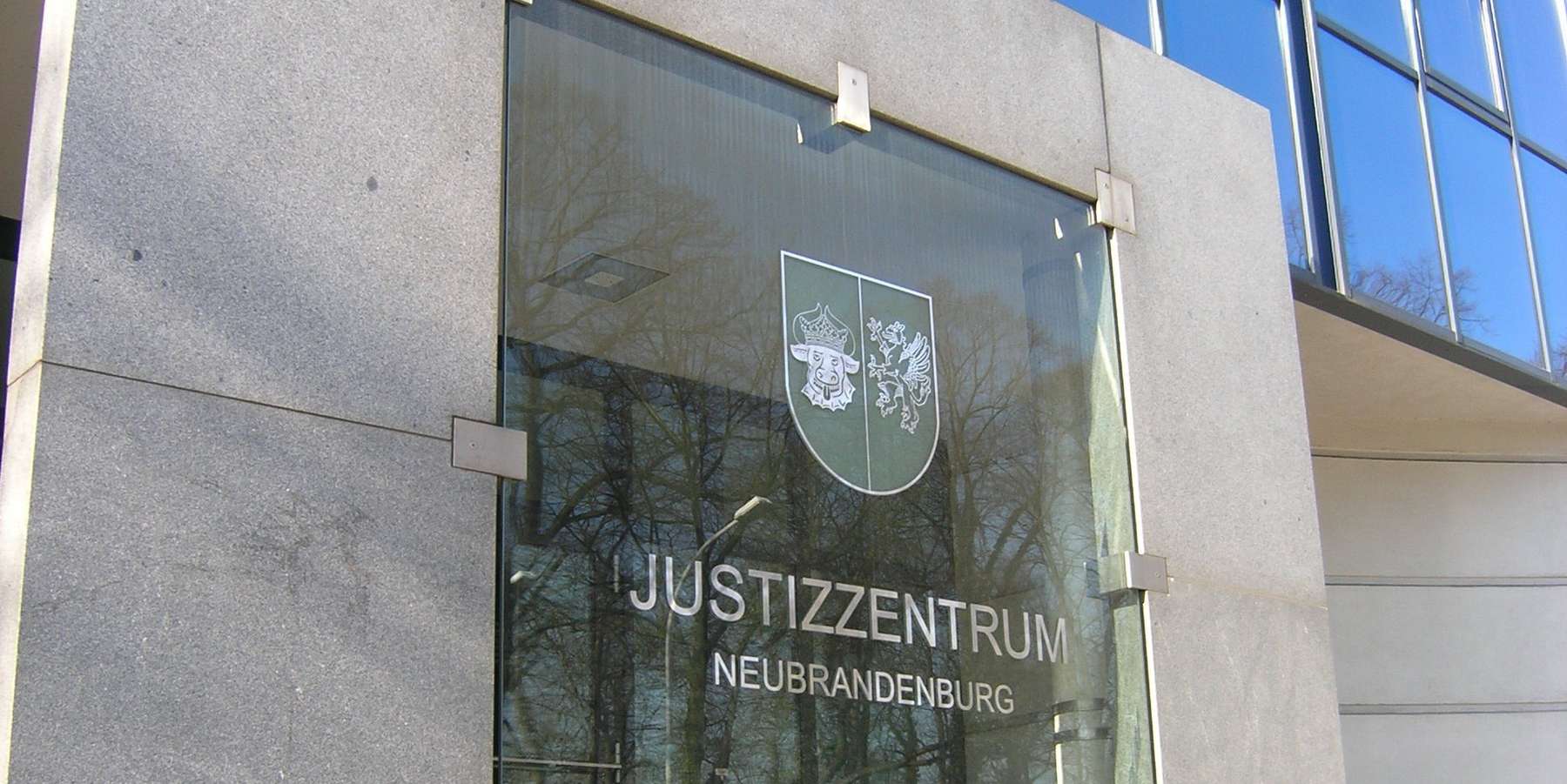 Eingang des Gebäudes 17.1 © 2005 Betrieb für Bau und Liegenschaften Mecklenburg-Vorpommern