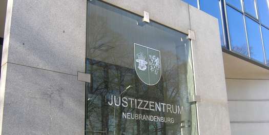 Eingang des Gebäudes 17.1 © 2005 Betrieb für Bau und Liegenschaften Mecklenburg-Vorpommern