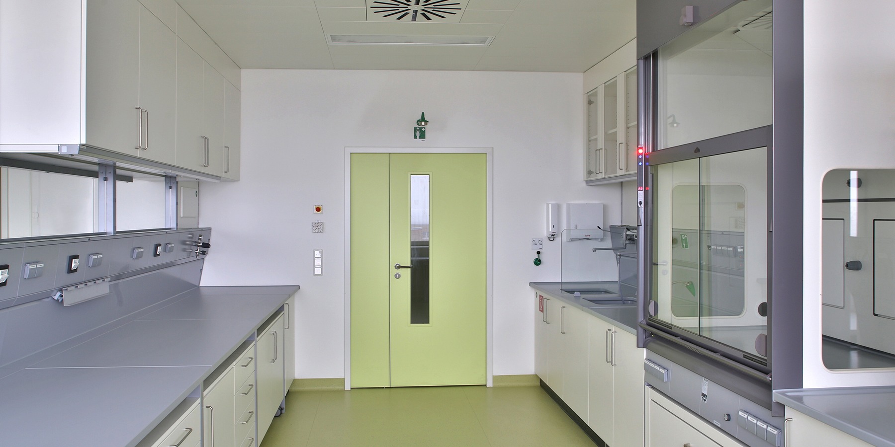 Neubau DZ 7 - Blick in einen Labor- und Forschungsraum © 2013 HWP Planungsgesellschaft mbH Stuttgart / Fotograf Vincent Leifer