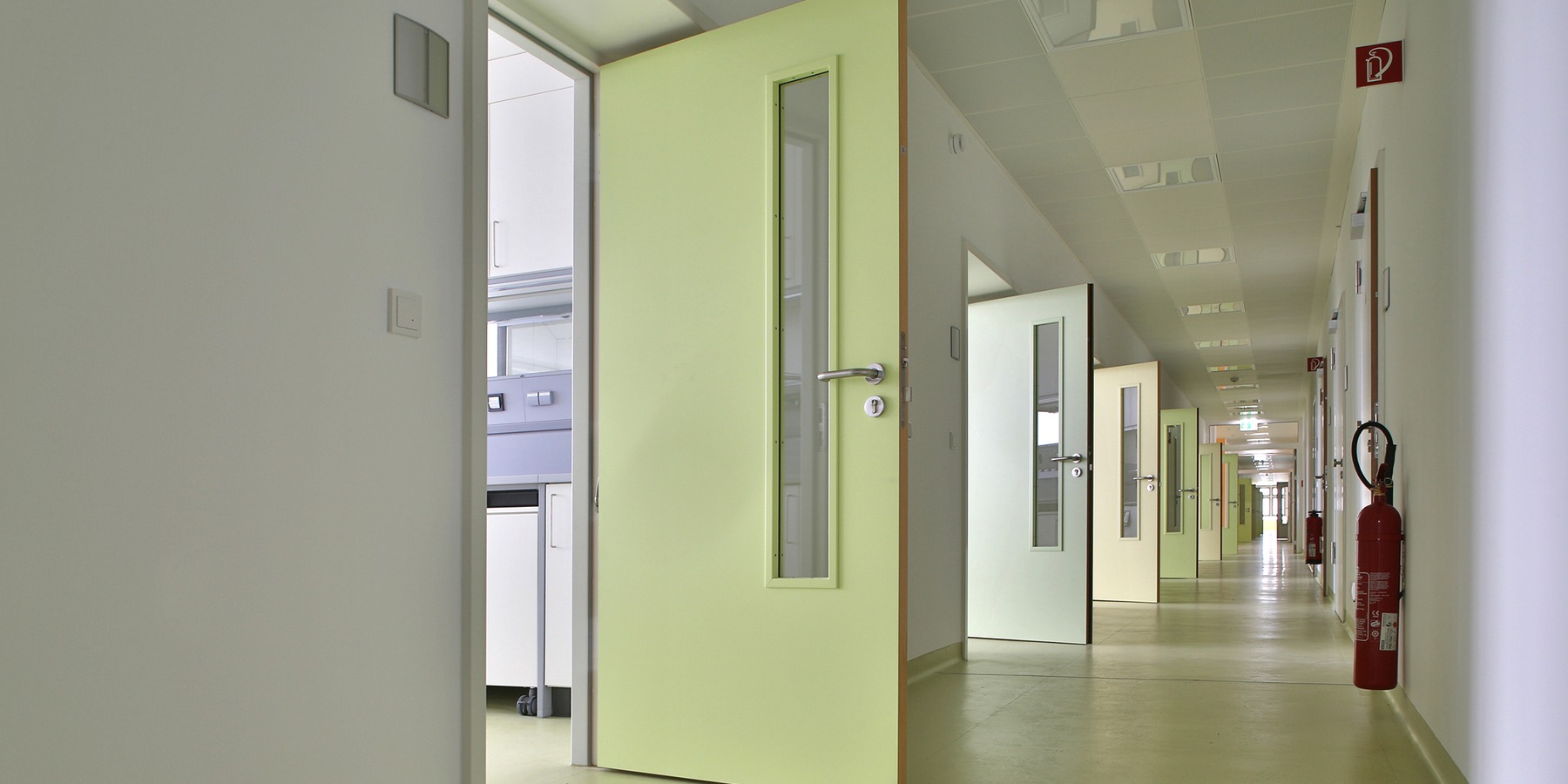 Neubau DZ 7 - Blick in einen der hellen Flure © 2013 HWP Planungsgesellschaft mbH Stuttgart / Fotograf Vincent Leifer