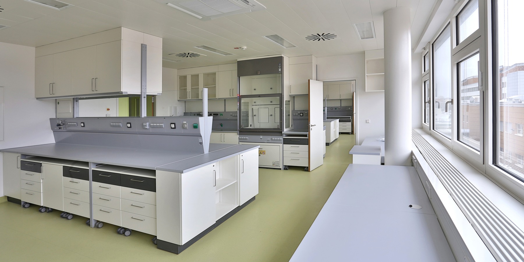 Neubau DZ 7 - Blick in einen Labor- und Forschungsraum © 2013 HWP Planungsgesellschaft mbH Stuttgart / Fotograf Vincent Leifer