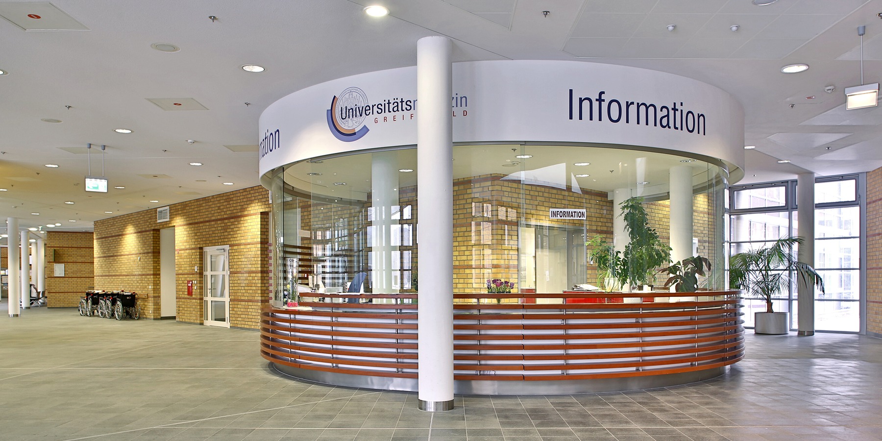 Neubau DZ 7 - Patienten- und Besucherinformation im Erdgeschoss © 2013 HWP Planungsgesellschaft mbH Stuttgart / Fotograf Vincent Leifer