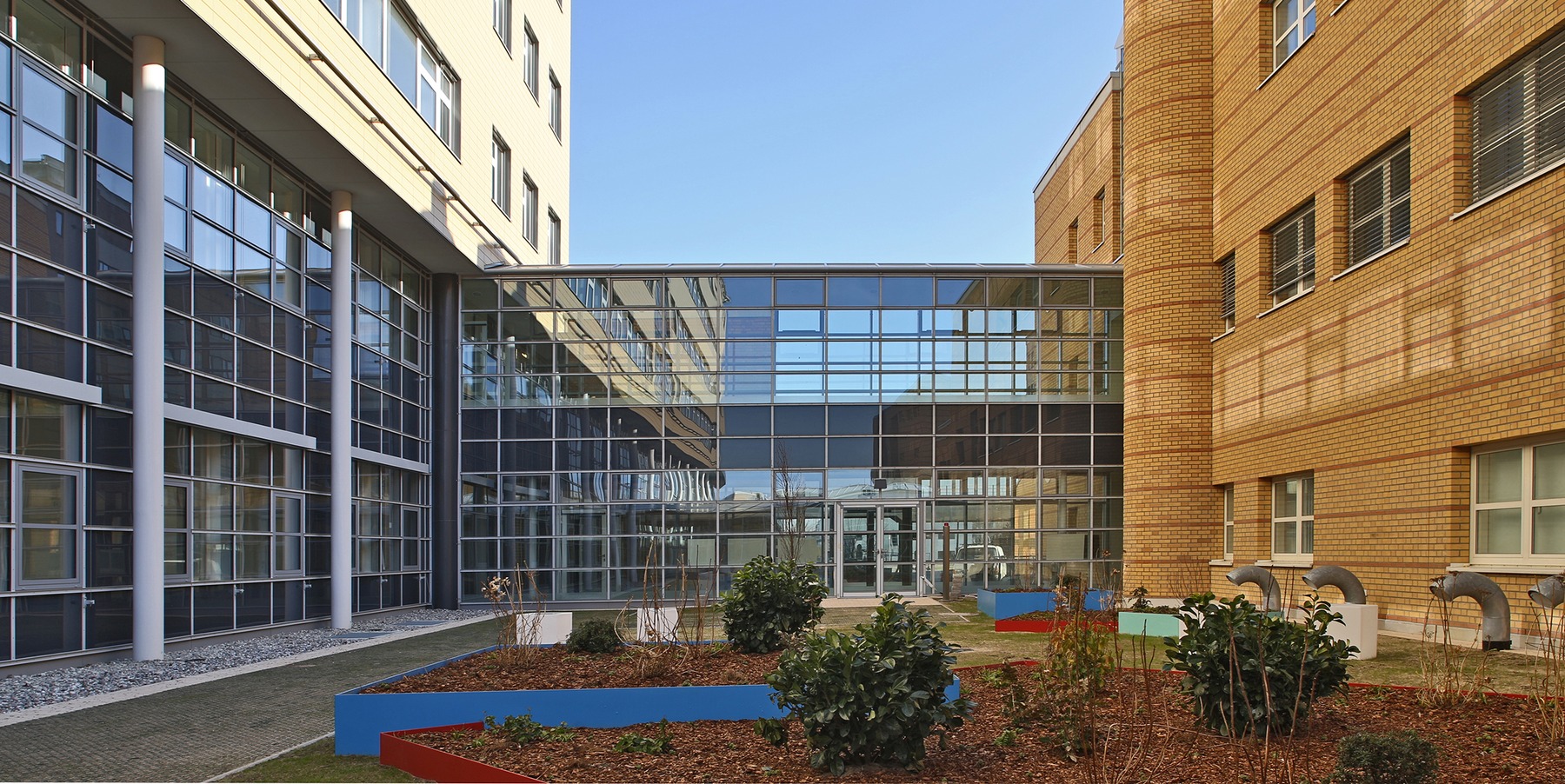 2-geschossiger Übergang zwischen dem Neubau DZ 7 und dem 2. BA des Klinikums © 2013 HWP Planungsgesellschaft mbH Stuttgart / Fotograf Vincent Leifer