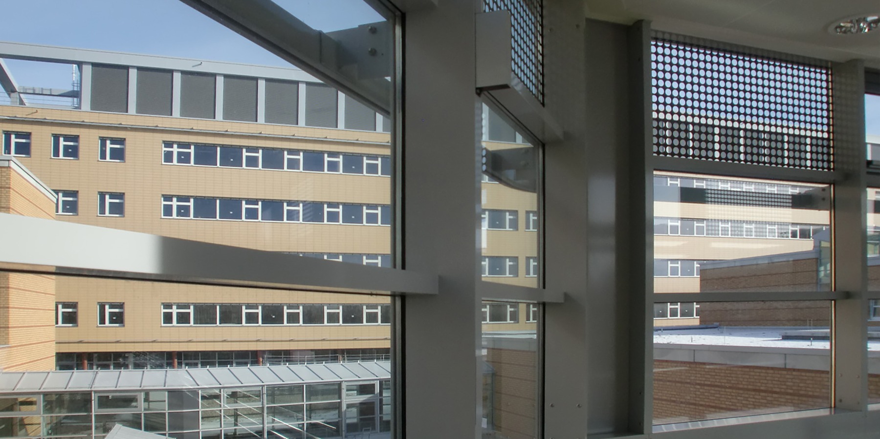 Blick vom 2. BA des Klinikums auf den Neubau DZ 7 © 2012 Betrieb für Bau und Liegenschaften Mecklenburg-Vorpommern