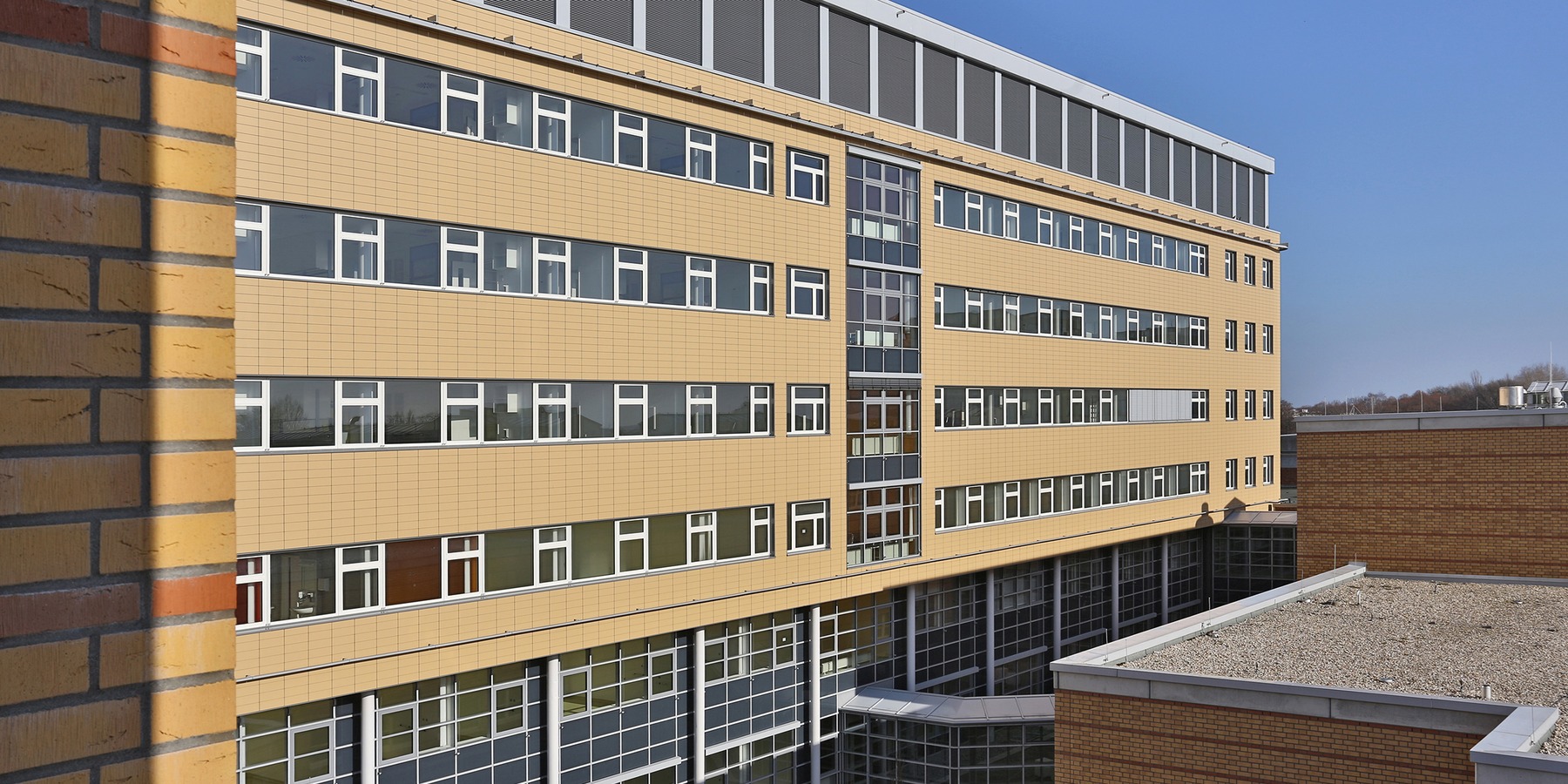 Blick vom 2. BA des Klinikums auf den Neubau DZ 7 © 2013 HWP Planungsgesellschaft mbH Stuttgart / Fotograf Vincent Leifer