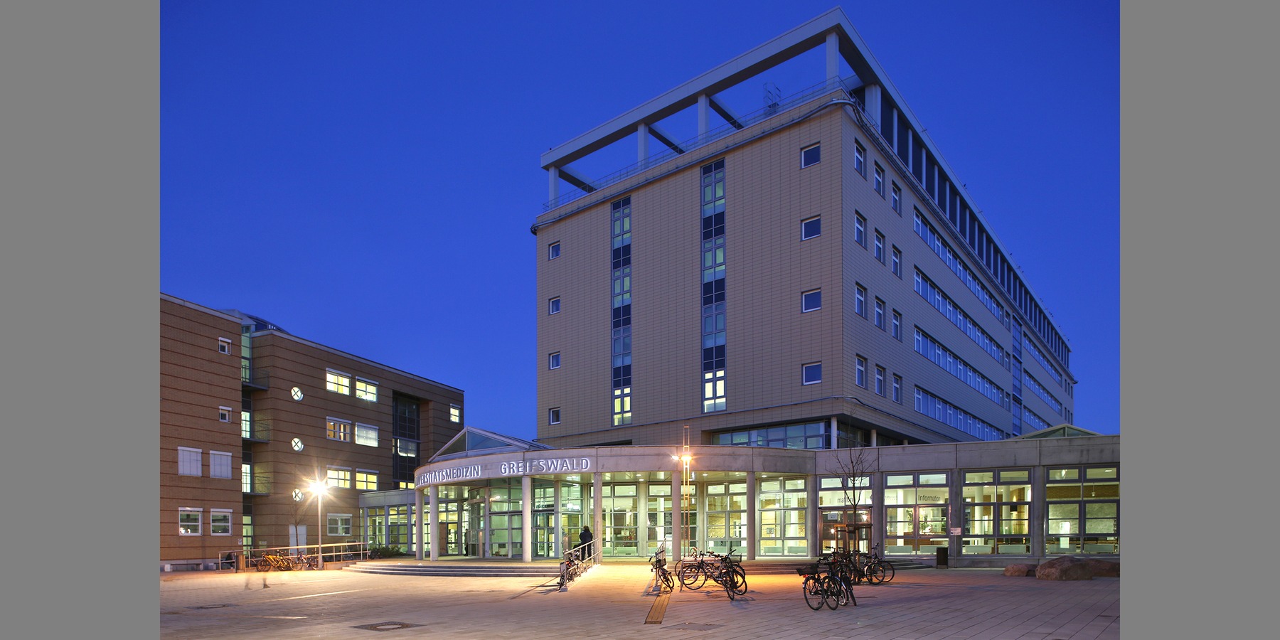 Neubau DZ 7 mit Haupteingang des  Klinikums © 2013 HWP Planungsgesellschaft mbH Stuttgart / Fotograf Vincent Leifer