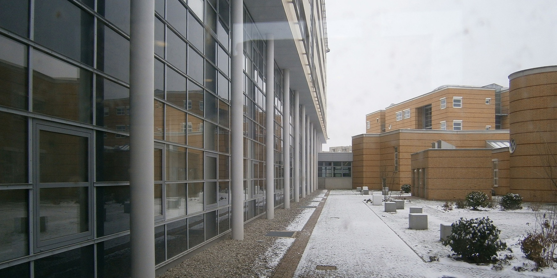 Neubau DZ 7 - Nordfassade mit Blick auf den 1. BA des Klinikums © 2012 Betrieb für Bau und Liegenschaften Mecklenburg-Vorpommern