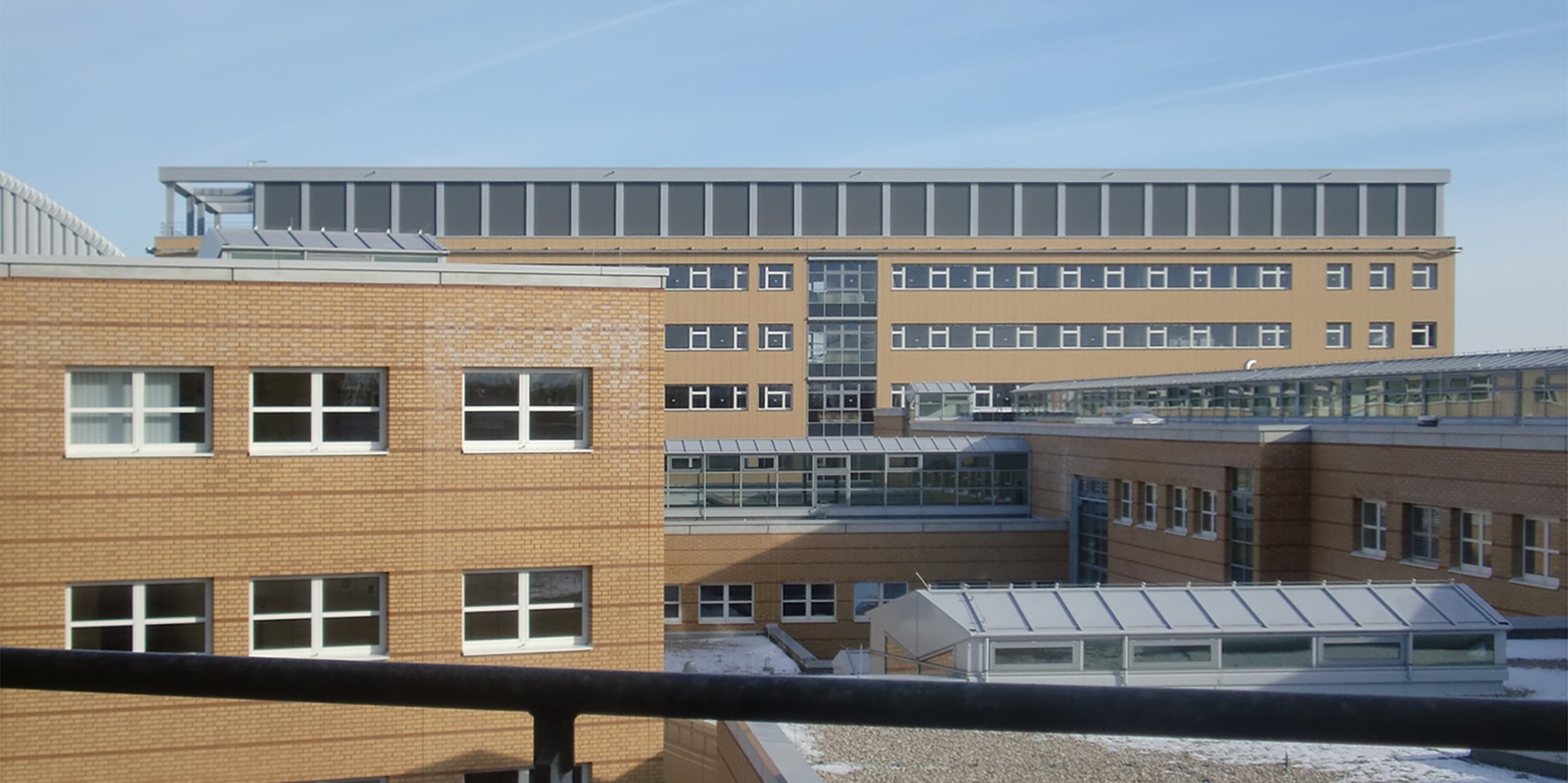 Blick über die Dächer des 2. BA auf den Neubau DZ 7 © 2012 Betrieb für Bau und Liegenschaften Mecklenburg-Vorpommern